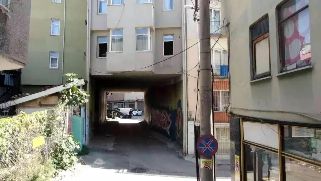 Altından yol geçen apartman! Görenler kapının nerede olduğunu anlamaya çalışıyor