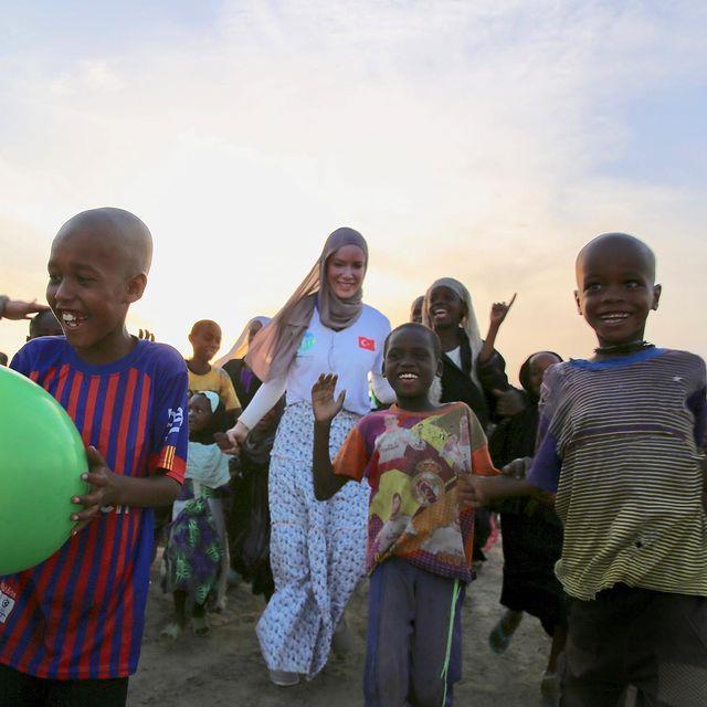 Gamze Özçelik'in kendisine ikizi kadar benzeyen kardeşini görenler şaşkınlığını gizleyemiyor