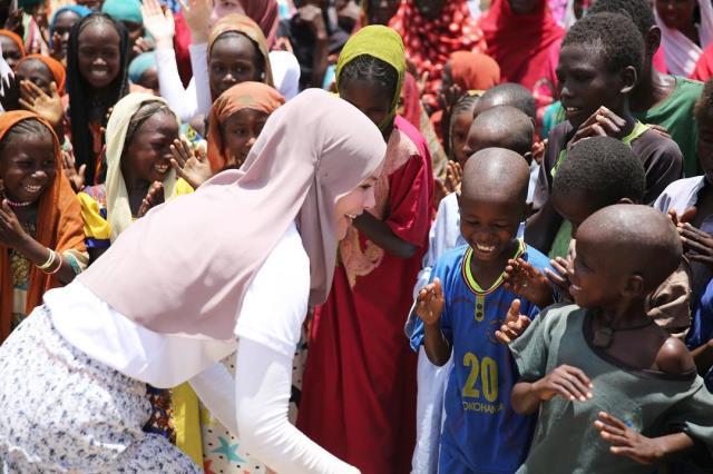 Gamze Özçelik'in kendisine ikizi kadar benzeyen kardeşini görenler şaşkınlığını gizleyemiyor