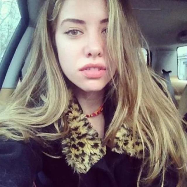 Gamze Özçelik'in kendisine ikizi kadar benzeyen kardeşini görenler şaşkınlığını gizleyemiyor