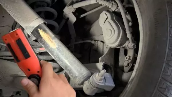 İkinci el otomobilde en çok yapılan hile: Gösterge panelini söküp, arkadan matkapla kilometreyi düşürüyorlar