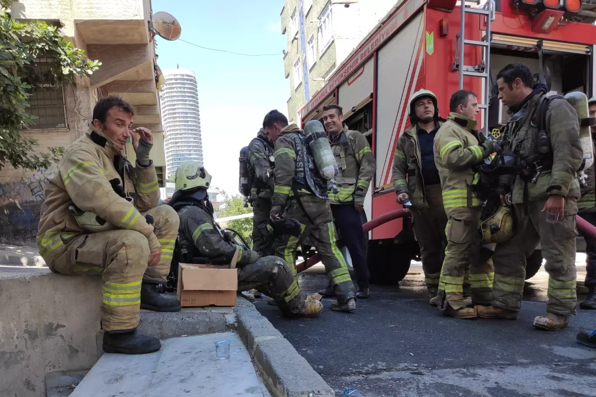 Son dakika haberi... Küçükçekmece'de binanın çatısında çıkan yangın söndürüldü