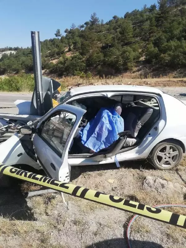 Otomobiliyle bariyerlere çarparak ölen genç kızın yeni nişanlanmış Otomobiliyle bariyerlere çarparak ölen genç kızın yeni nişanlanmış