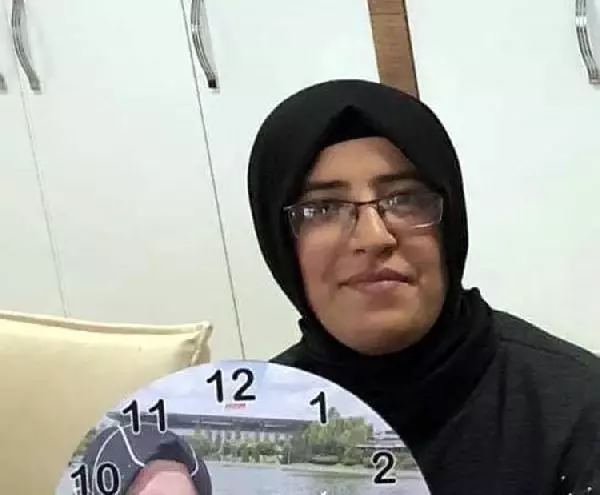 Otomobiliyle bariyerlere çarparak ölen genç kızın yeni nişanlanmış Otomobiliyle bariyerlere çarparak ölen genç kızın yeni nişanlanmış