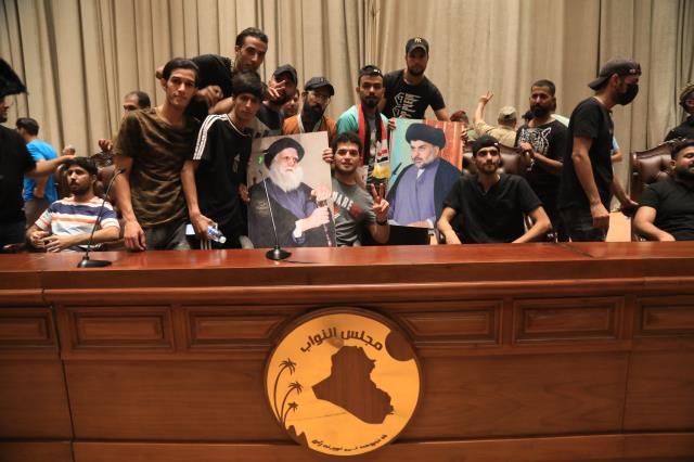 Son Dakika: Irak'ta Şii liderin destekçileri yine meclisi bastı