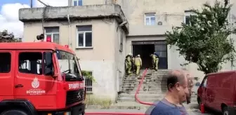 Sultangazi'de abajur imalathanesinde çıkan yangın söndürüldü