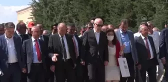 TÜRK-İŞ'ten kuruluşunun 70. yıl dönümü dolayısıyla Anıtkabir'e ziyaret