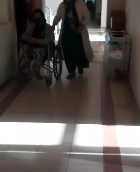 Tekerlekli sandalyedeki dilenci, zabıtanın korkusuyla yürümeye başladı