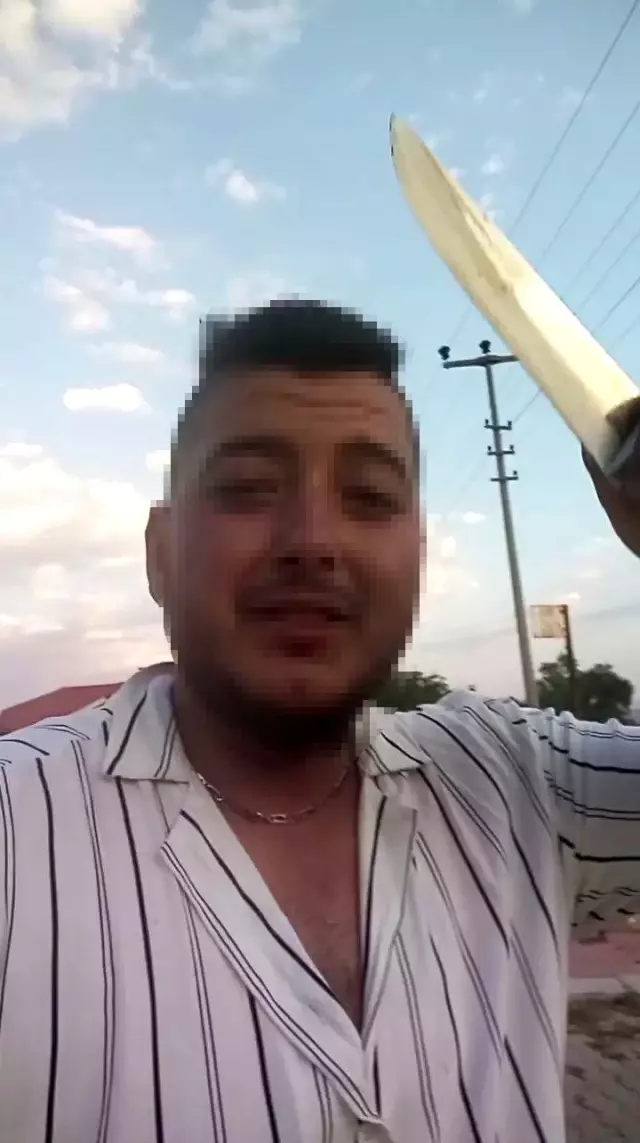 Boşanmak isteyen eşini defalarca bıçakladıktan sonra canlı yayın açtı