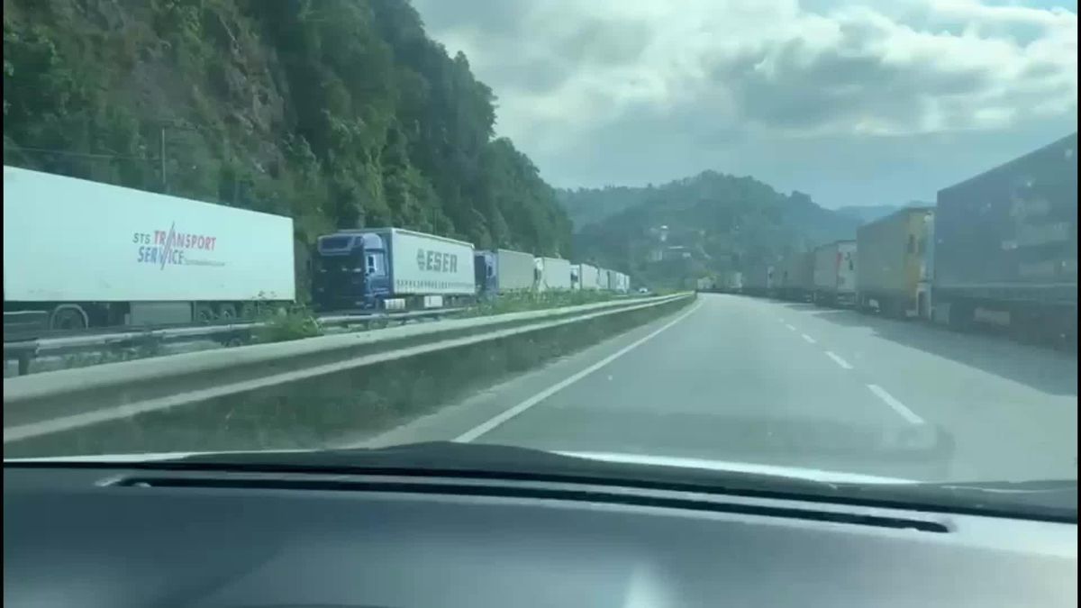 Artvin haberleri! CHP Artvin Milletvekili Bayraktutan Sarp Sınırındaki Kuyruğa Tepki Gösterdi: 'Duvardan Ses Var Yetkililerden Ses Yok'