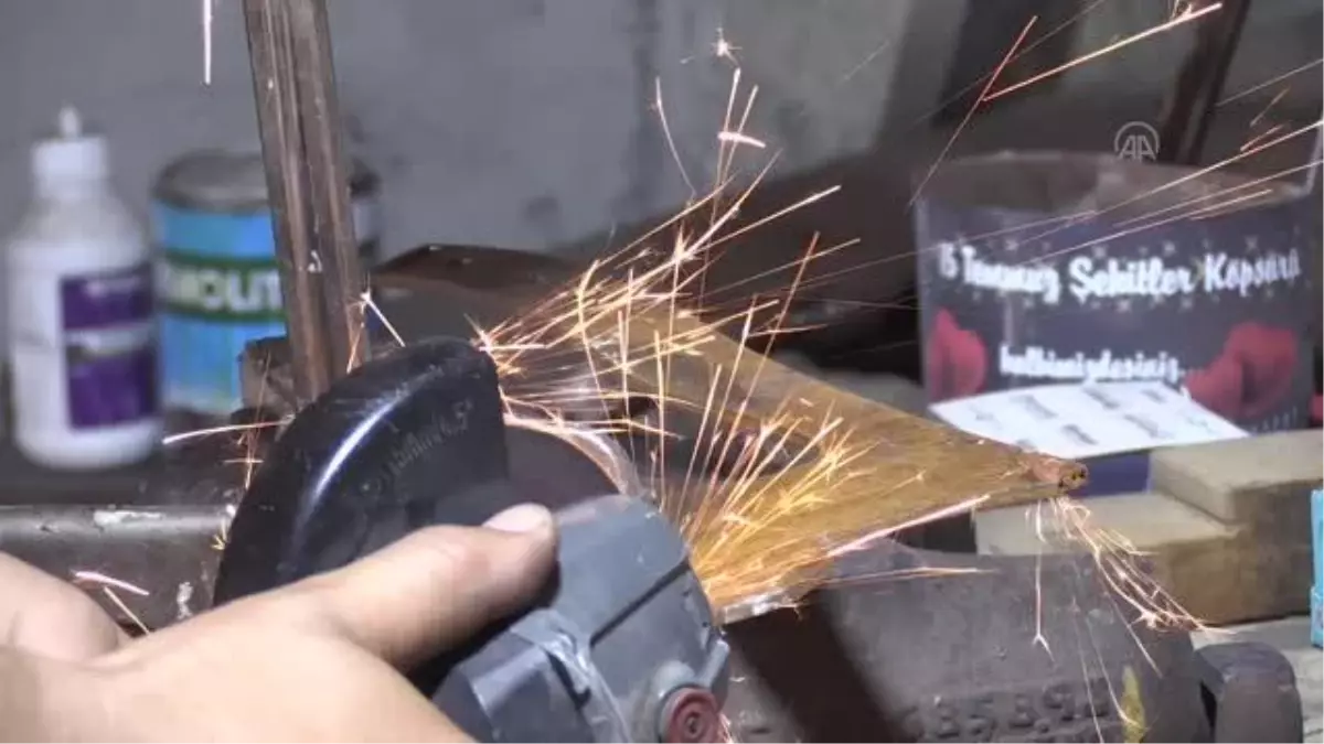 Hobi olarak üretmeye başladığı bıçakları yurt dışındaki meraklılarına da satıyor