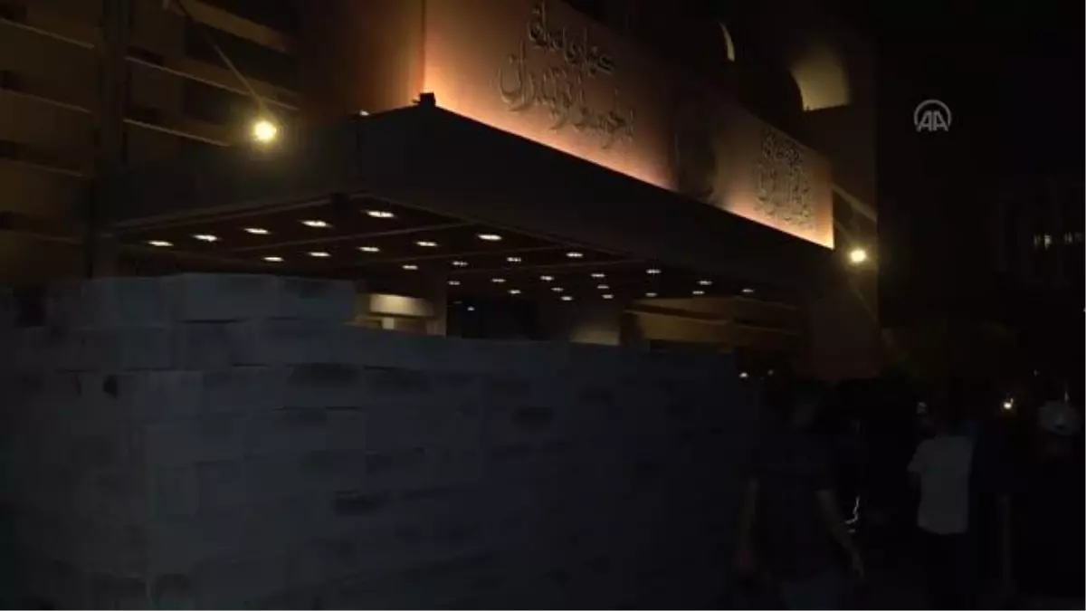 Irak'ta Sadr destekçilerinin mecliste oturma eylemi sürüyor