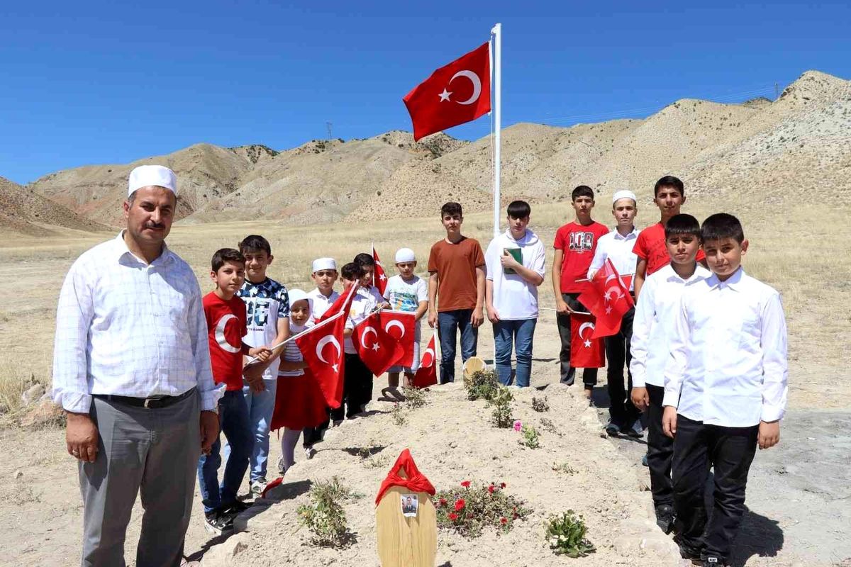 Son Dakika | Kur'an Kursu öğrencileri şehit mezarını ziyaret ettiler