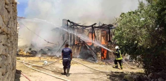 Son dakika haber... Manisa'da çıkan yangında ahşap ev kül oldu
