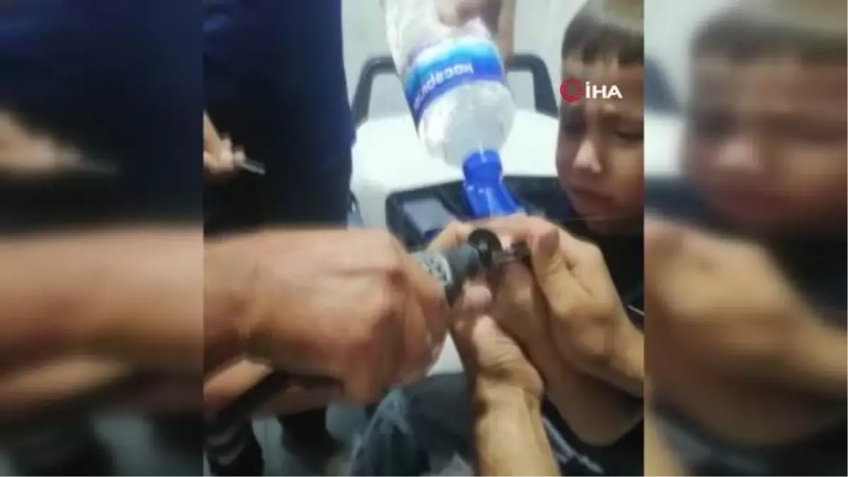 Parmağı demir kapağına sıkışan çocuğun yardımına itfaiye ekipleri yetişti