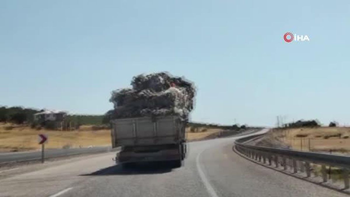 Plastik hurda taşıyan kamyon, trafiği tehlikeye soktu