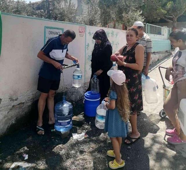 Yaklaşık 36 saattir devam eden su kesintisine vatandaşlardan bidonlu çözüm