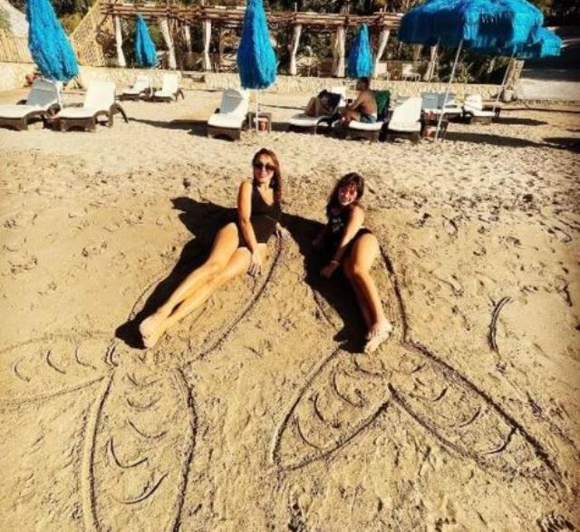 Yemekteyiz'in ünlü sunucu Zuhal Topal, siyah bikinisiyle kumda sere serpe poz verdi