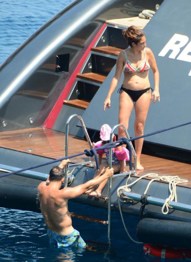 Yemekteyiz'in ünlü sunucu Zuhal Topal, siyah bikinisiyle kumda sere serpe poz verdi