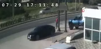 Yol verme tartışması sonrası servise götürülen otomobile böyle saldırdılar... O anlar kamerada