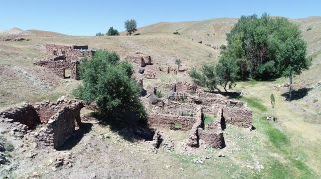 42 yıl önce terk edilen 'gizemli köy' defineciler tarafından talan edildi