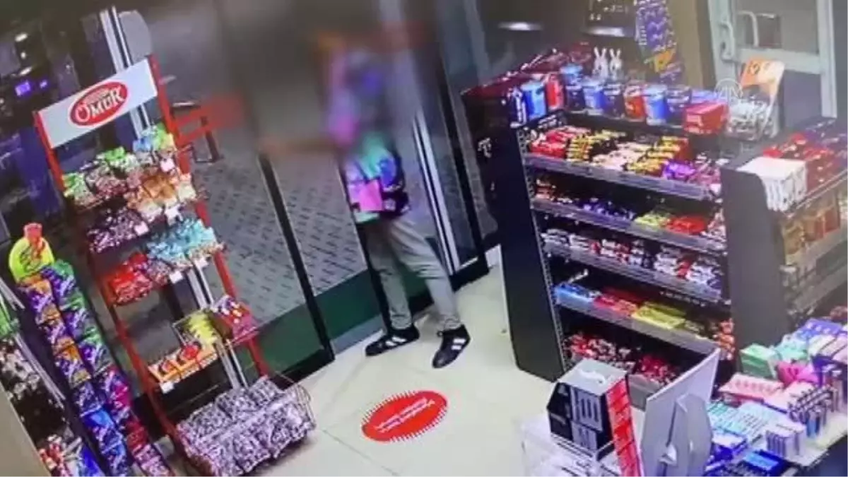 Akaryakıt istasyonundaki marketten hırsızlık güvenlik kamerasında