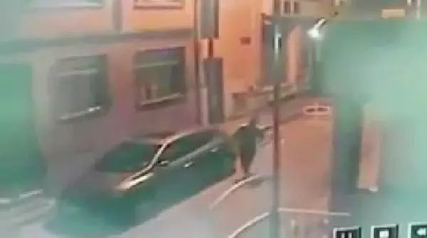 Gece laf attığı genci, nişanlısının gözü önünde öldürdü Gece laf attığı genci, nişanlısının gözü önünde öldürdü