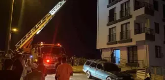Son dakika haberi... Binanın çatısında çıkan yangın vatandaşları sokağa döktü