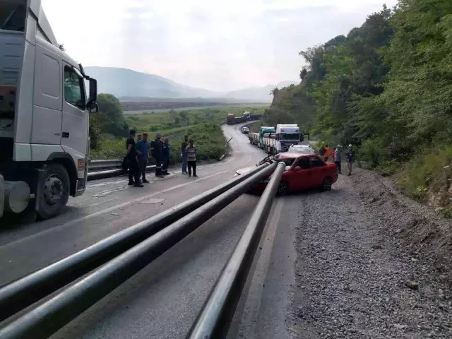 Tırdan düşen 3 tonluk borular, arkadan seyreden otomobili perte çıkardı