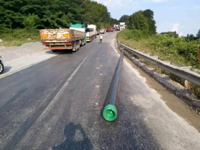 Tırdan düşen 3 tonluk borular, arkadan seyreden otomobili perte çıkardı