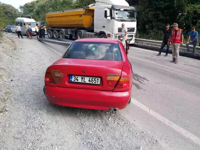 Tırdan düşen 3 tonluk borular, arkadan seyreden otomobili perte çıkardı