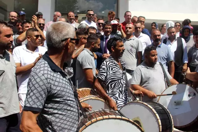 Şehzadeler Belediyesi'nde en düşük maaş 8.216 TL'ye yükseltildi, işçiler başkana davul zurnayla teşekkür etti