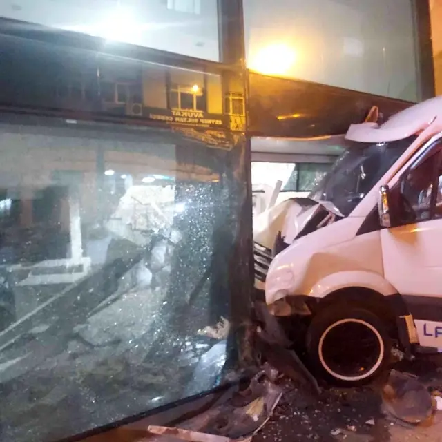 Para çekerken ölümden döndü! Aracın bankaya daldığı anlar kamerada