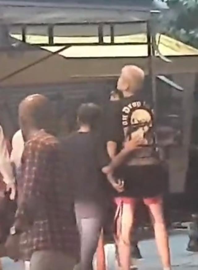 Kadıköy'de alkollü adamın sözlü tacizine uğrayan Ebrar Karakurt sinirden çılgına döndü: Ne diyorsun lan sen! Kadıköy'de alkollü adamın sözlü tacizine uğrayan Ebrar Karakurt sinirden çılgına döndü: Ne diyorsun lan sen!