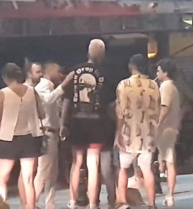 Kadıköy'de alkollü adamın sözlü tacizine uğrayan Ebrar Karakurt sinirden çılgına döndü: Ne diyorsun lan sen! Kadıköy'de alkollü adamın sözlü tacizine uğrayan Ebrar Karakurt sinirden çılgına döndü: Ne diyorsun lan sen!