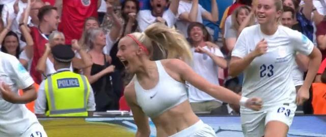 Kadın futbolcu, İngiltere'ye Avrupa kupasını getiren golü attıktan sonra formasını çıkarıp çılgınca sevindi