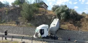 Son dakika haberleri... Ankara'daki kazada bir tır 25 metre yükseklikten yere çakıldı