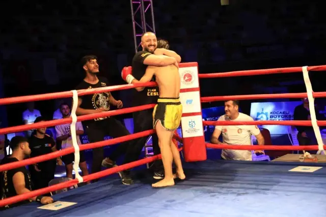 Ünlü boksçu salona Kurtlar Vadisi müziğiyle girdi, müzikten aldığı güçle rakibini yerle bir etti