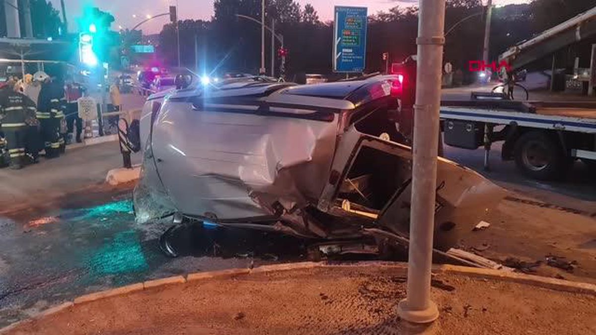 Son dakika haberleri... Otomobil, hafif ticari araca çarptı: 2 yaralı