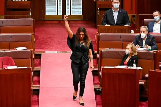 Parlamentoda yemin ederken Kraliçe Elizabeth'e 'sömürgeci' diyen senatör Lidia Thorpe'nin yemini kabul edilmedi