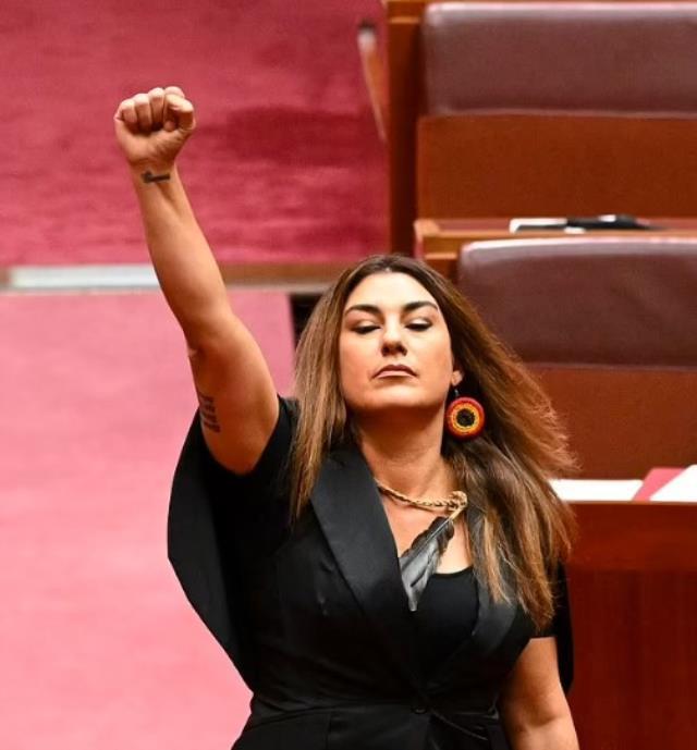 Parlamentoda yemin ederken Kraliçe Elizabeth'e 'sömürgeci' diyen senatör Lidia Thorpe'nin yemini kabul edilmedi