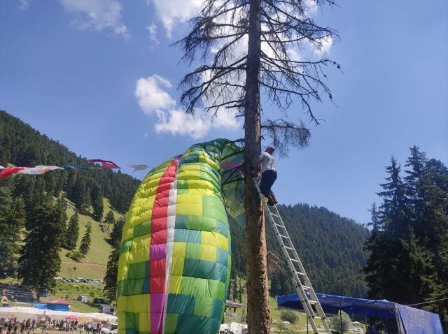 Rüzgar yön değiştirince yamaç paraşütü piknik yapanların üzerine çakıldı
