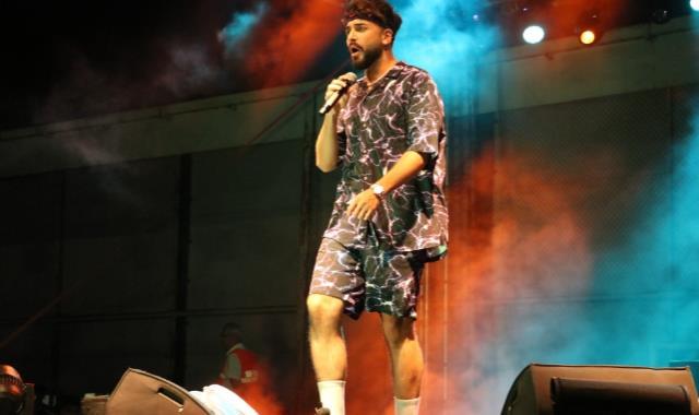 Sefo konserinde yumruklar havada uçuştu