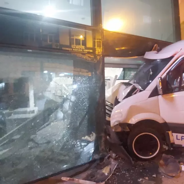 Para çekerken ölümden döndü! Aracın bankaya daldığı anlar kamerada