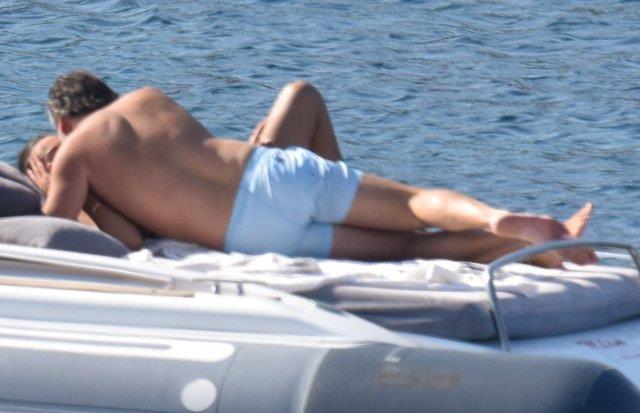 Tatilde aşka gelen Tuvana Türkay ve İzzet Antebi, öpüşürken görüntülendi Tatilde aşka gelen Tuvana Türkay ve İzzet Antebi, öpüşürken görüntülendi