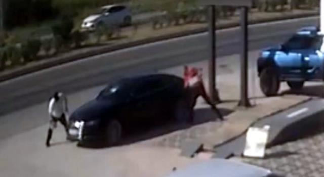 Trafikteki tartışma husumete dönüştü! Otomobiline 2 kez taş ve sopayla saldırdılar, zarar 3 milyon TL