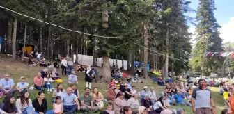 Yamaç paraşütçüsü festivalde piknikçilerin arasına inince yürekler ağza geldi