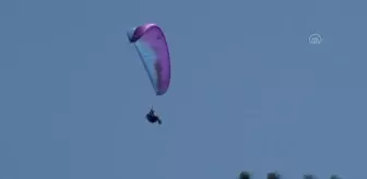 Yamaç paraşütü pilotu rüzgar yön değiştirince piknik yapanların üzerine indi (2)
