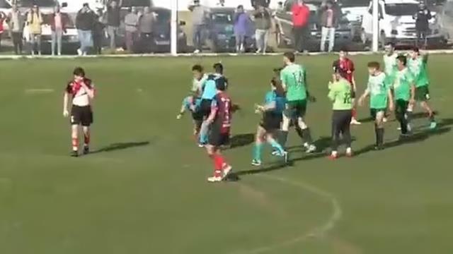 Arjantin'de öfkelenen bir futbolcu kadın hakemi yumruklayıp hastanelik etti Arjantin'de öfkelenen bir futbolcu kadın hakemi yumruklayıp hastanelik etti