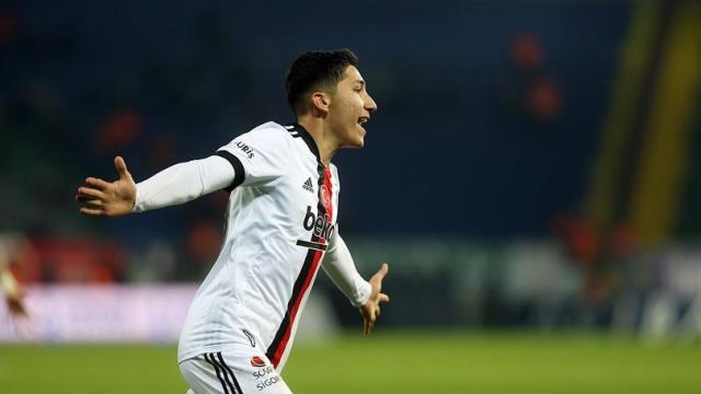 Ayrılma isteği gündeme bomba gibi düşen Emirhan'ın, Beşiktaş'tan aldığı maaş ortaya çıktı Ayrılma isteği gündeme bomba gibi düşen Emirhan'ın, Beşiktaş'tan aldığı maaş ortaya çıktı